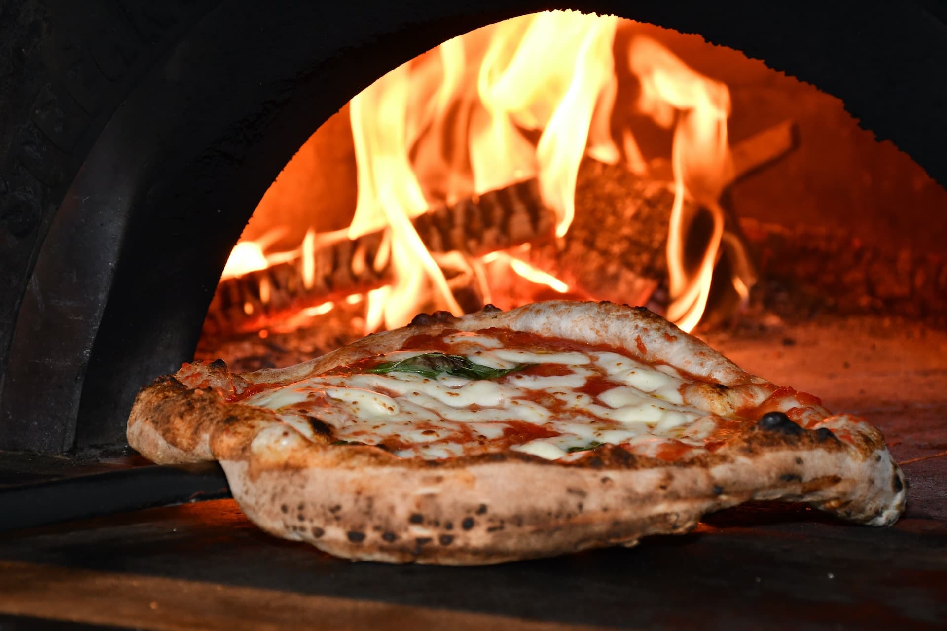 Jak wydajne są profesjonalne piece do pizzy? Zwiększ moce przerobowe swojej restauracji