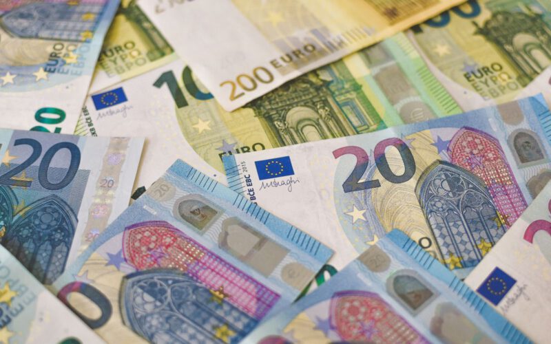 Jak zgodnie z prawem założyć kantor online?