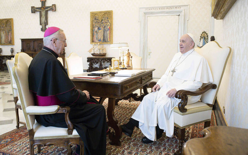 Arcybiskup kontra papież