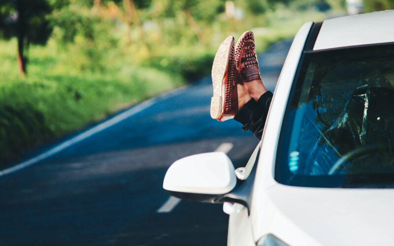 Jak podróżowanie wpływa na umiejętności jazdy i znaczenie szkół jazdy w przygotowaniu do podróży