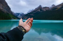 Bransoletki i naszyjniki – nosić kilka czy pojedynczo?