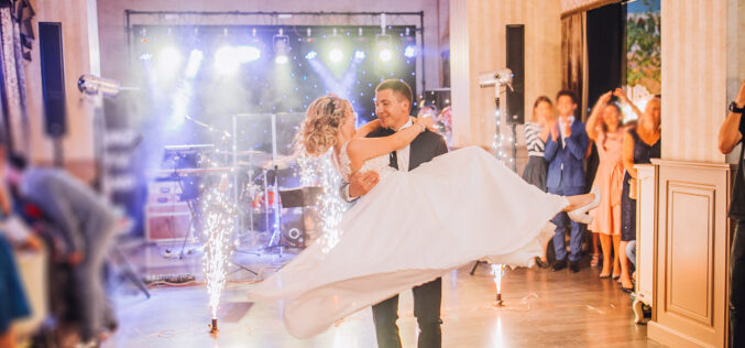 Jak wybrać idealne piosenki weselne – kompletne kompendium dla nowożeńców