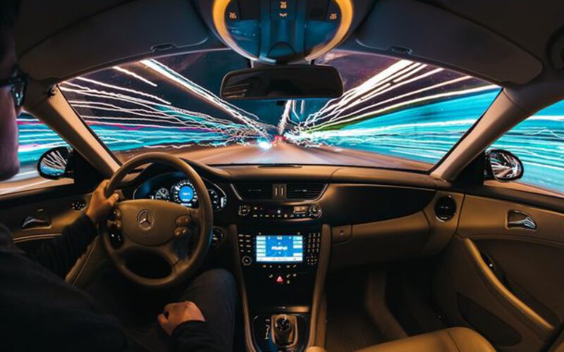 Sztuczna inteligencja w autach. Jak AI zmieni role i przyzwyczajenia kierowców?