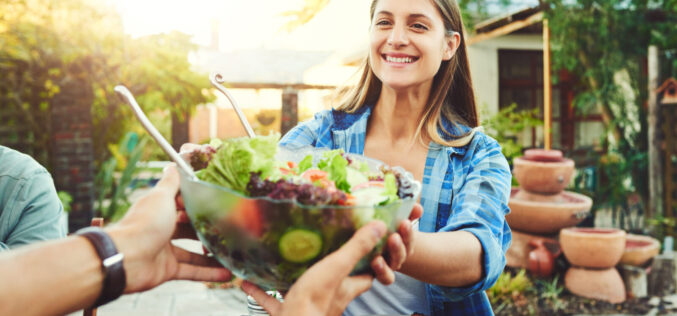 3 sałatki idealne na spotkania w gronie rodziny i przyjaciół