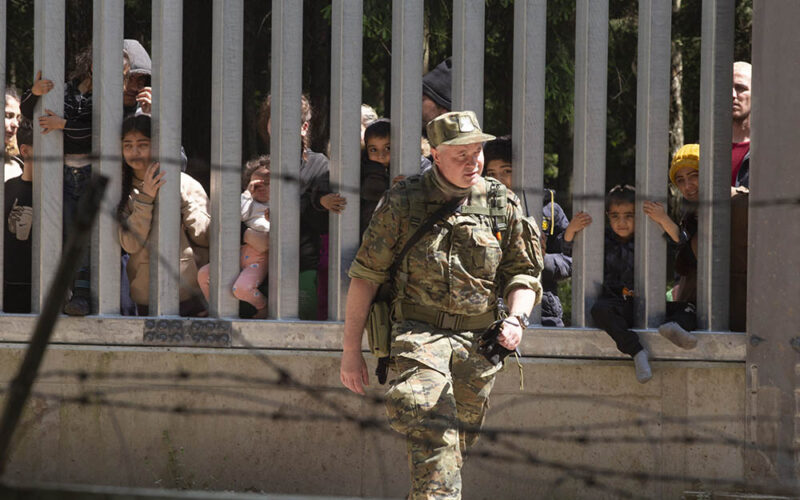 Wpuszczać czy strzelać