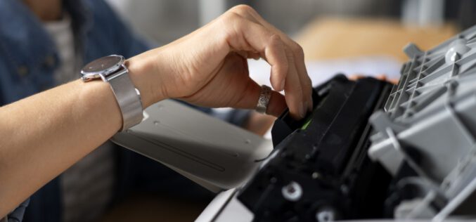 Jak wymienić wkład z tonerem w drukarce bez problemów? Ważne wskazówki i procedury