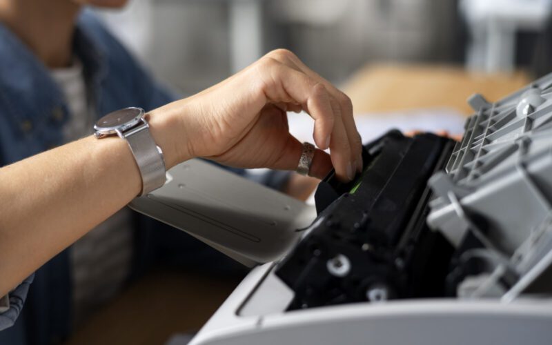 Jak wymienić wkład z tonerem w drukarce bez problemów? Ważne wskazówki i procedury