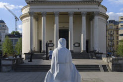 Pierwsza wystawa rzeźb na placu Trzech Krzyży