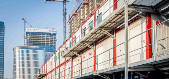 Kontener biurowy z WC – funkcjonalne rozwiązanie nie tylko na placu budowy