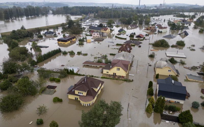 Jedna powódź, dwa podejścia