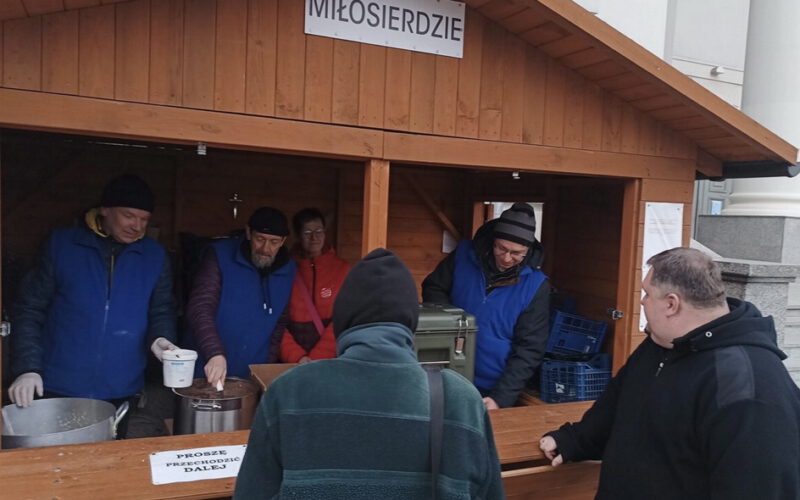 Ksiądz Bar otwiera bar