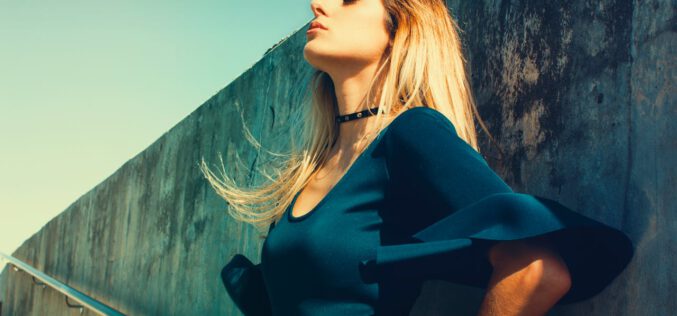 Dekolt sukienki a biżuteria – jak dobierać akcesoria?