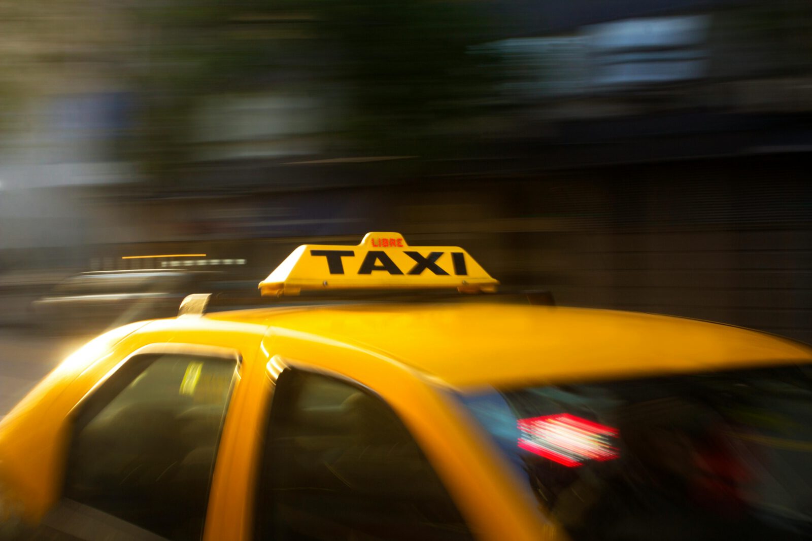 Taxi na lotnisko – jak zorganizować sprawny transport na podróż?