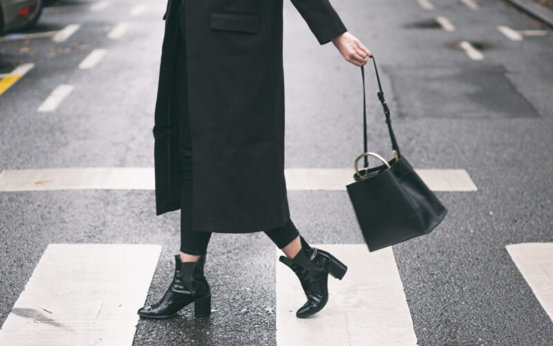 Stylizacje z botkami lakierowanymi – modowy przewodnik