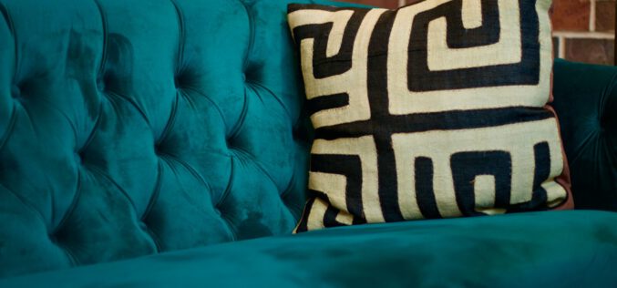 Narożniki w nowoczesnym stylu – jak wybrać idealny model do przestronnego salonu?