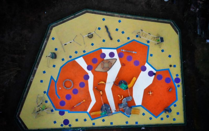 Jak wybrać nawierzchnię bezpieczną na plac zabaw? Praktyczny przewodnik od ECO TOP