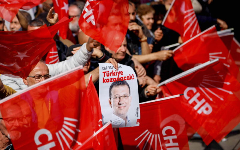 Czy wujek Ekrem naprawi turecką demokrację