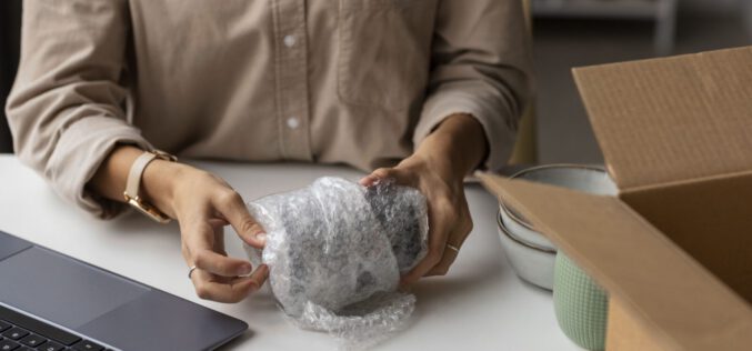 Jak pakować produkty do wysyłki paczkomatem?