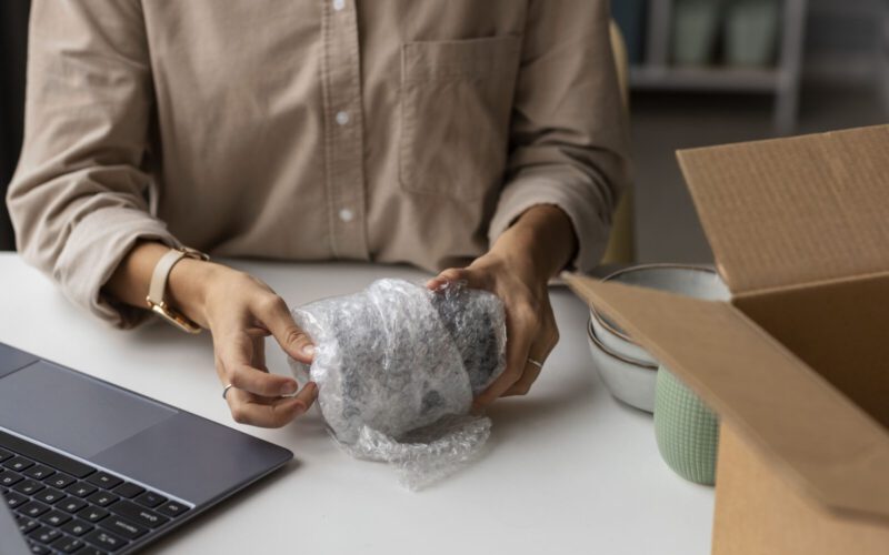 Jak pakować produkty do wysyłki paczkomatem?