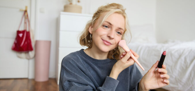 Modny makijaż dzienny 2025 – róż do policzków i efekt soft