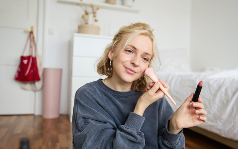 Modny makijaż dzienny 2025 – róż do policzków i efekt soft