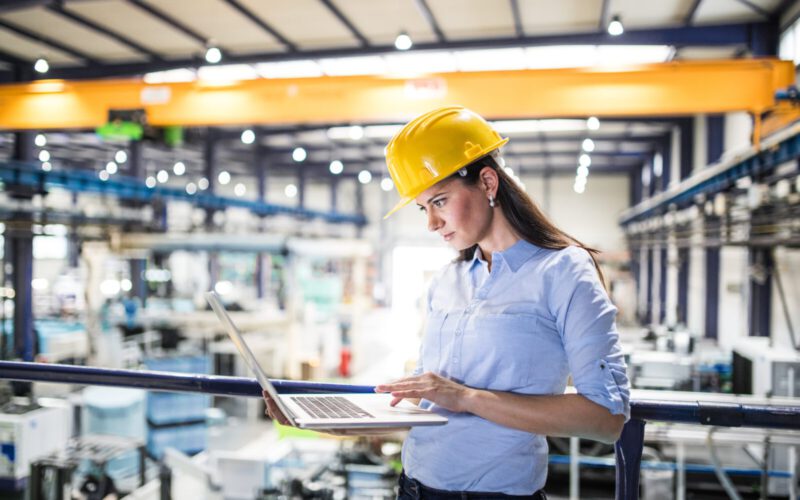 Jak skutecznie zorganizować transport maszyn przemysłowych drogą morską?