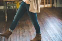 Trzy elementy, dziesiątki stylizacji – jeansy, marynarka i bluzka w kobiecej garderobie