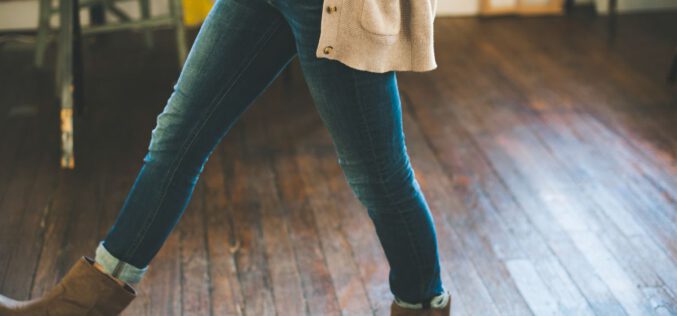 Trzy elementy, dziesiątki stylizacji – jeansy, marynarka i bluzka w kobiecej garderobie