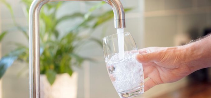 Jak poprawić jakość wody w domu? Przegląd filtrów i systemów uzdatniania