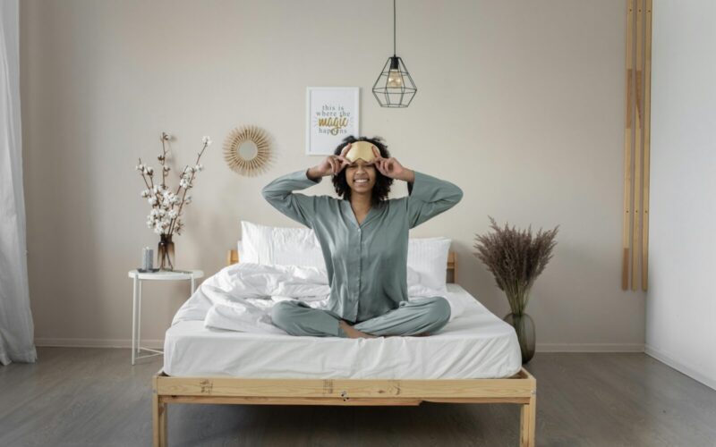 Moda nocna pod lupą – sprawdź modne bawełniane piżamy męskie