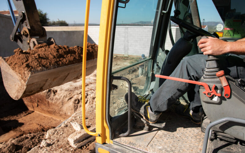 Wynajem maszyn budowlanych – jak przełożyć parametry na&nbsp;wynik budowy