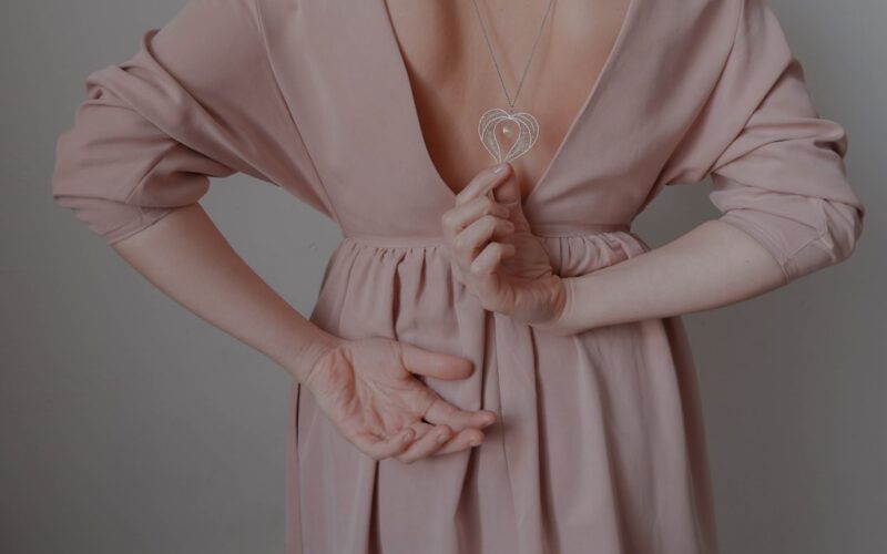 Sukienki damskie na każdą okazję – jak dobrać fason, który podkreśli sylwetkę i styl