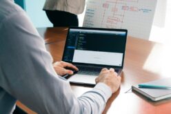 Rozwój pracowników jako inwestycja – jak szkolenia dla firm wpływają na efektywność zespołów?