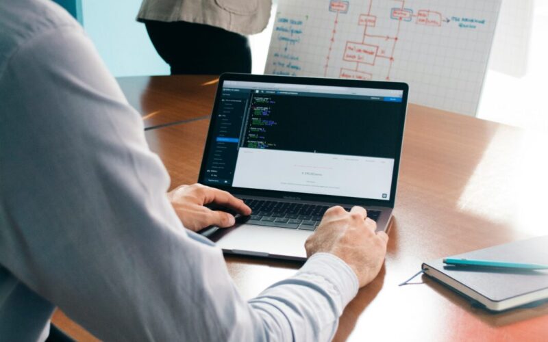 Rozwój pracowników jako inwestycja – jak szkolenia dla firm wpływają na efektywność zespołów?