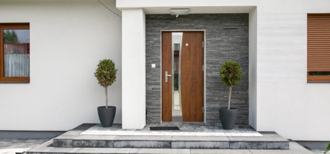 Drewniane czy stalowe drzwi wejściowe do domu jednorodzinnego?