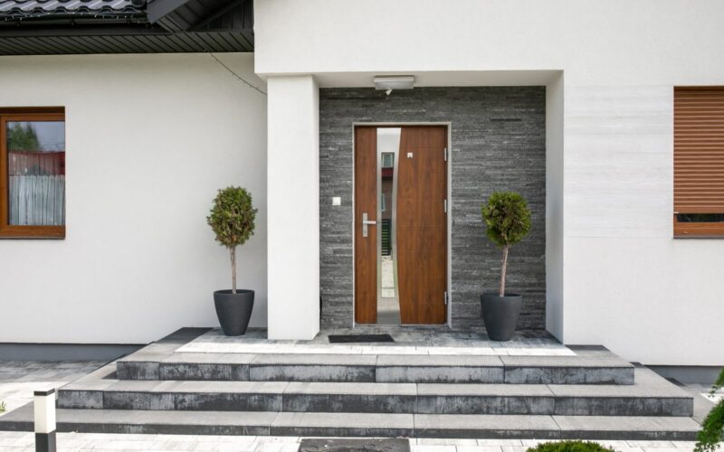 Drewniane czy stalowe drzwi wejściowe do domu jednorodzinnego?