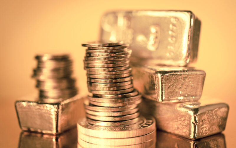 Złoto i srebro w czasach niepewności — jak inwestują Polacy?