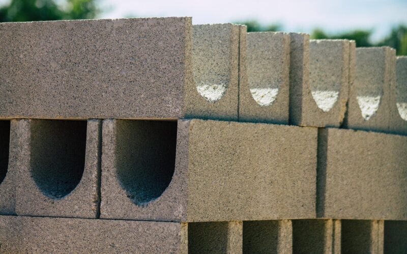 Kalkulacja kosztów – czy bloczki fundamentowe to tanie rozwiązanie?