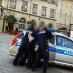 Dlaczego policjanci krzywdzą tych, których&nbsp;powinni chronić?