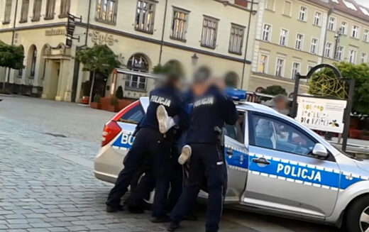 Dlaczego policjanci krzywdzą tych, których&nbsp;powinni chronić?