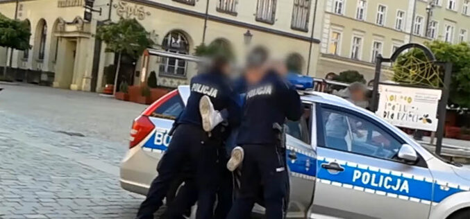 Dlaczego policjanci krzywdzą tych, których&nbsp;powinni chronić?