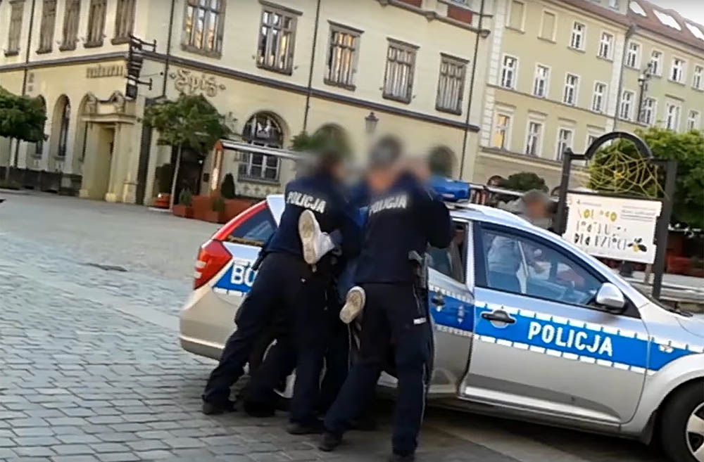 Dlaczego policjanci krzywdzą tych, których powinni chronić?