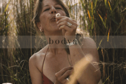 Jaki strój kąpielowy dla 50-latki? Komfortowe i&nbsp;dopasowane modele na&nbsp;wyjazd