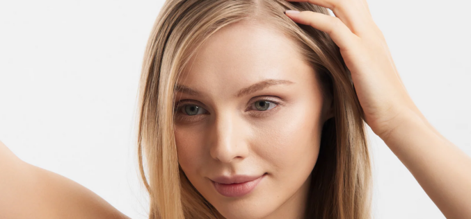 Jak wzmocnić osłabione włosy? Pielęgnacja zewnętrzna i&nbsp;wsparcie od&nbsp;środka