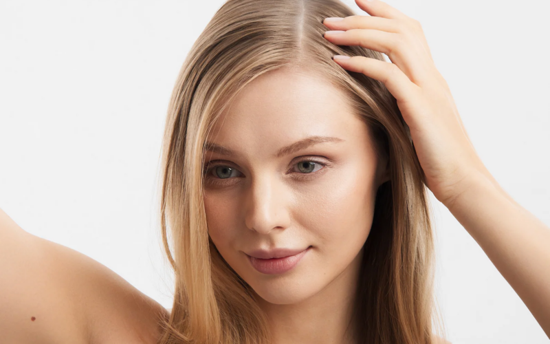 Jak wzmocnić osłabione włosy? Pielęgnacja zewnętrzna i&nbsp;wsparcie od&nbsp;środka