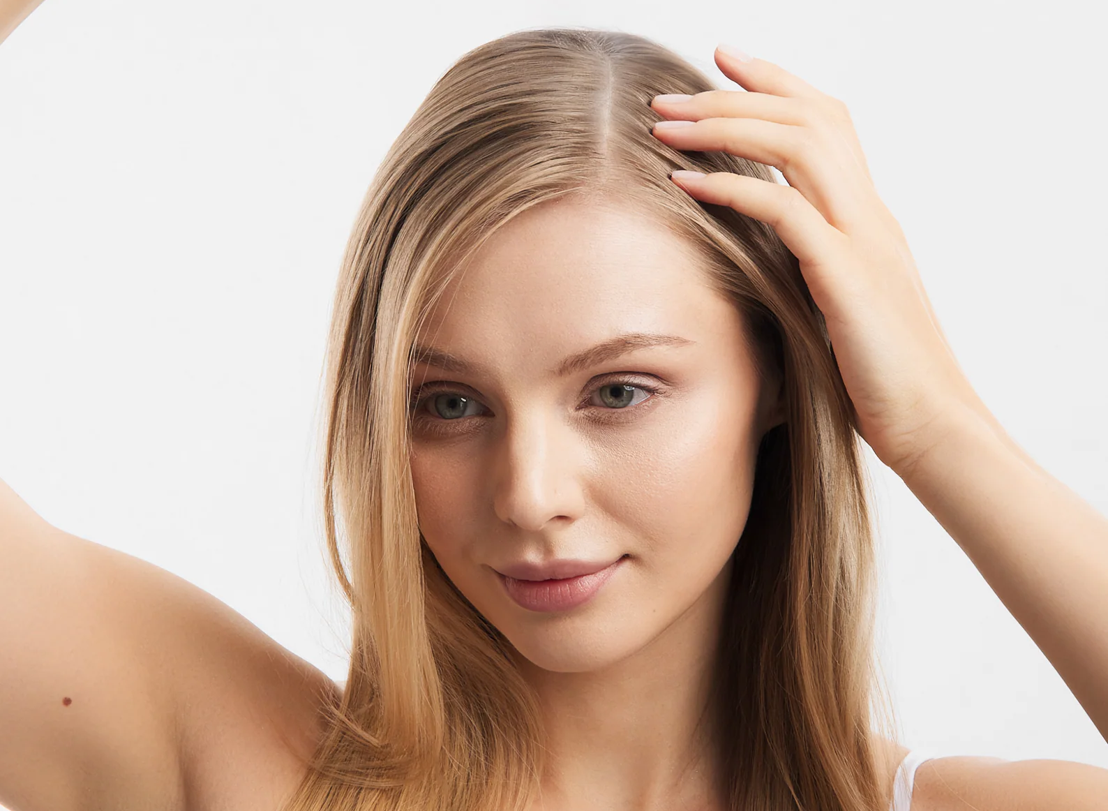 Jak wzmocnić osłabione włosy? Pielęgnacja zewnętrzna i wsparcie od środka