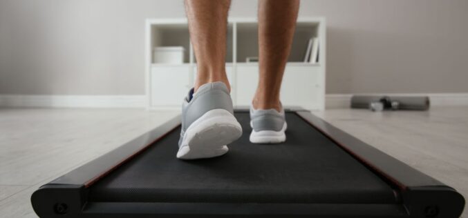 Bieżnia do&nbsp;chodzenia vs bieżnia do&nbsp;biegania – którą wybrać do&nbsp;mieszkania?