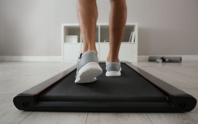 Bieżnia do&nbsp;chodzenia vs bieżnia do&nbsp;biegania – którą wybrać do&nbsp;mieszkania?