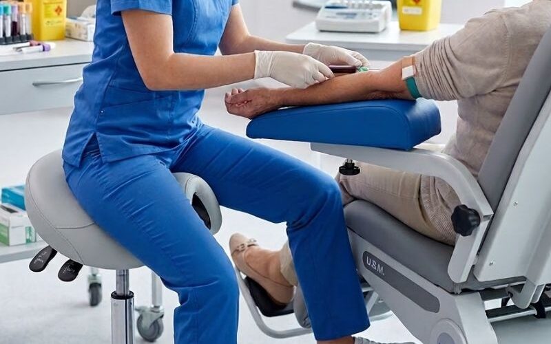 Ergonomia pracy w&nbsp;ochronie zdrowia – jak odpowiedni taboret medyczny zmniejsza ryzyko zwolnień L4 wśród personelu?