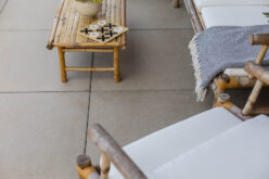 Surowy minimalizm czy&nbsp;klasyka? Wybieramy podłoże na&nbsp;letni salon